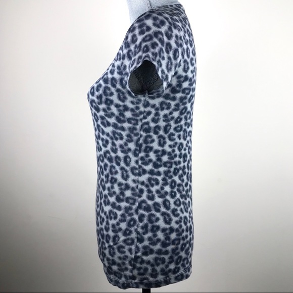 Banana Republic Grey Jaguar Print V-Neck T-Shirt - Picture 2 of 7